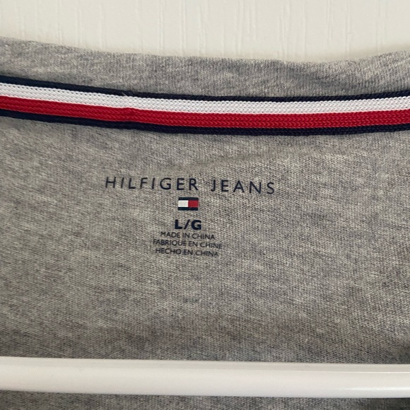 4 for $20 🖤 TOMMY HILFIGER logo Tshirt - Picture 2 of 3